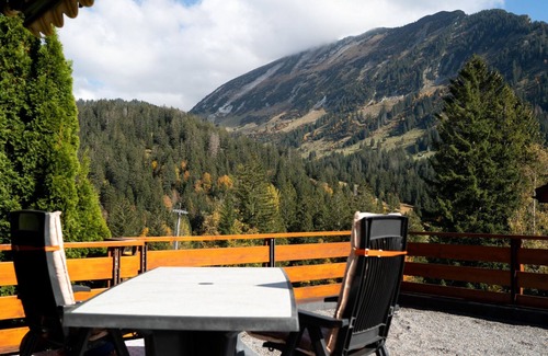 Mitloedi Apartment | Cozy Ferienhaus Bergblick with Lake Views & Spa Amenities