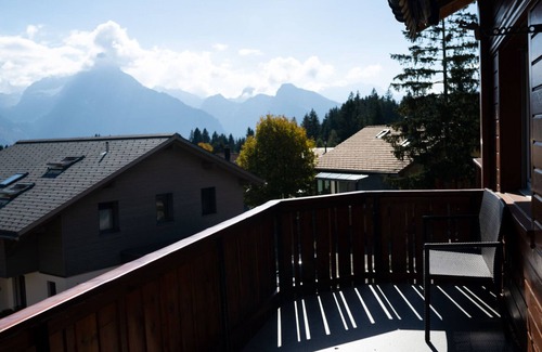Mitloedi Apartment | Cozy Ferienhaus Bergblick with Lake Views & Spa Amenities