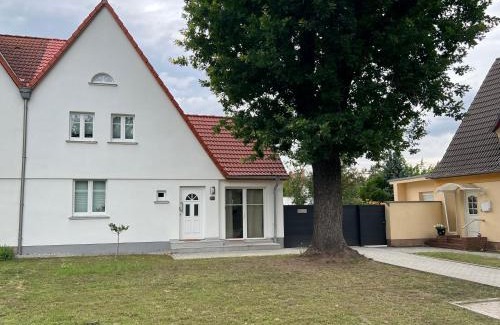 Stobnitz Apartment | Family-Friendly Ferienhaus Constanze by Geiseltalsee Lake