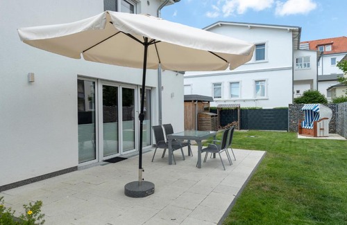 Gohren House | Pet-Friendly Ferienhaus Corvin with Hot Tub & Fenced Yard