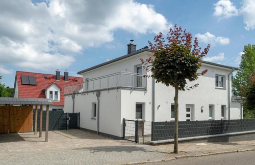 Gohren House | Pet-Friendly Ferienhaus Corvin with Hot Tub & Fenced Yard
