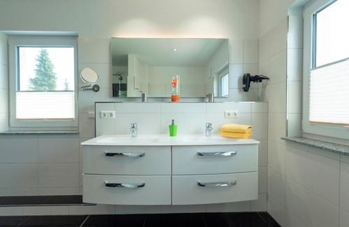 Gohren House | Pet-Friendly Ferienhaus Corvin with Hot Tub & Fenced Yard