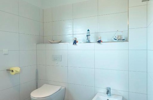 Gohren House | Pet-Friendly Ferienhaus Corvin with Hot Tub & Fenced Yard