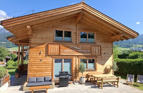 Aich House | Spacious Aich Retreat for 10 with Family-Friendly Perks