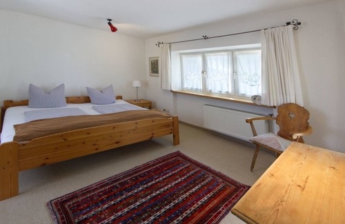 Kruen House | Spacious Holiday Home for 10 Guests in Krün with Kitchen