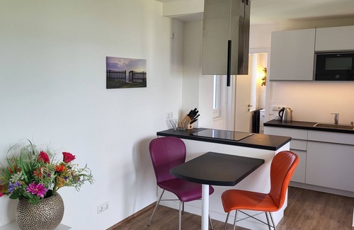 Verchen House | Cozy Retreat for 2 with Ocean Views in Verchen