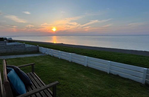 Westerland House | Cozy Retreat for 4 Guests with Oceanfront Views