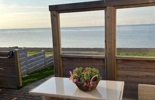 Westerland House | Cozy Retreat for 4 Guests with Oceanfront Views