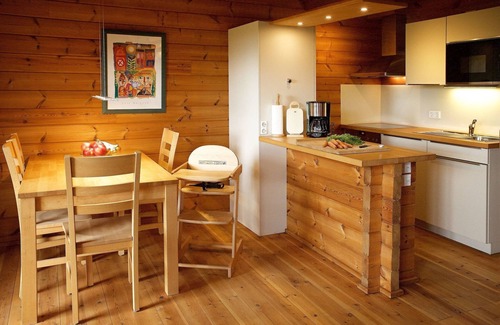 Ulsnis House | Cozy Retreat for 5 Guests in Ulsnis with Spa & Kitchen