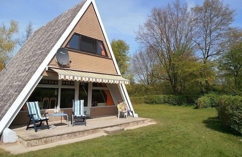 Damp House | Cozy Retreat for 5 Guests with Oceanfront Views in Damp