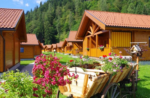 Maishofen House | Cozy Retreat for 6 Guests with Oceanfront Views in Maishofen