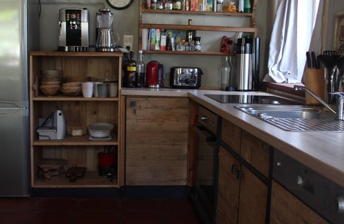 Rettenschoess House | Spacious Retreat for 9 with Kitchen and Pet-Friendly Perks