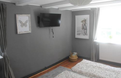 Remscheid Apartment | Pet-Friendly Ferienwohnung Hof: Guest Rated 9.8/10