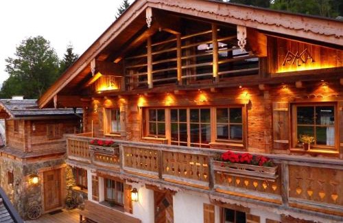 Hundsdorfl House | Family-Friendly Retreat for 10 with Sauna and Fireplace