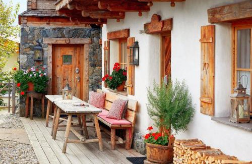 Hundsdorfl House | Family-Friendly Retreat for 10 with Sauna and Fireplace