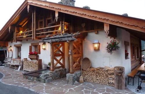 Hundsdorfl House | Family-Friendly Retreat for 10 with Sauna and Fireplace