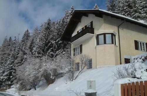 Navis House | Cozy Retreat by the Forest: Pet and Child Friendly Stay