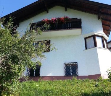 Navis House | Cozy Retreat by the Forest: Pet and Child Friendly Stay