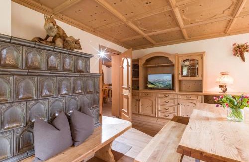 Finkenberg House | Family-Friendly Ferienhaus Kröll with Pet Amenities Awaits!