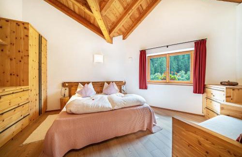 Racines Apartment | Pet-Friendly Retreat: Ferienhaus Larch Soge Apt Paula