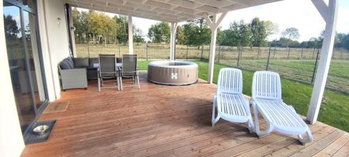 gmina Wolin House | Ferienhaus Laura: Pet-Friendly Oasis with Hot Tub & Garden