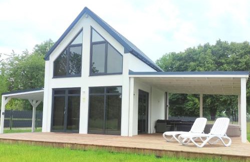 gmina Wolin House | Ferienhaus Laura: Pet-Friendly Oasis with Hot Tub & Garden