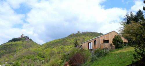 Annweiler am Trifels House | Fernhouse Münzberg: Pet-Friendly Retreat with Hot Tub