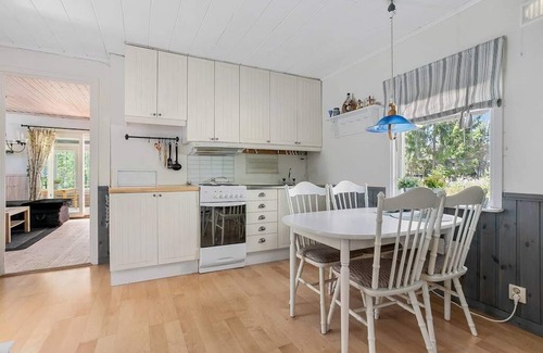 Vase House | Scenic Retreat by Värnern: Ideal for Fishing & Swimming