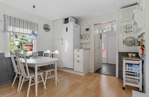 Vase House | Scenic Retreat by Värnern: Ideal for Fishing & Swimming
