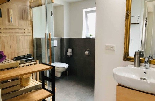 Friedrichstadt Apartment | Relaxing Retreat at Ferienhaus No.2 with Spa & Kitchen