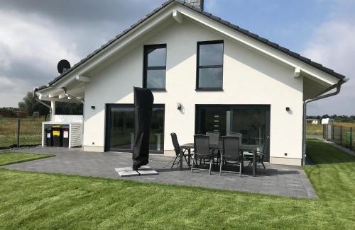 Lobnitz House | Beachside Escape at Ferienhaus Oskar - 4-Star Getaway