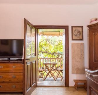 Poellau House | Discover Ferienhaus Perner: A Cozy Retreat Under the Trees