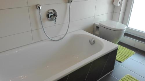 Ailingen Apartment | Family-Friendly Ferienhaus Rosa with 9/10 Guest Ratings