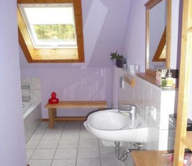 Elmstein House | Explore Ferienhaus Route 5: Family-Friendly with Hot Tub