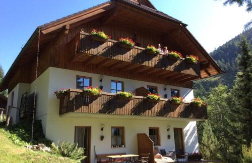 Bad Kleinkirchheim Apartment | Cozy Ferienhaus Sükar: Family-Friendly with Fireplace