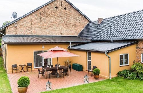 Perleberg House | Idyllic Ferienhaus Sükow: Family-Friendly with Hot Tub