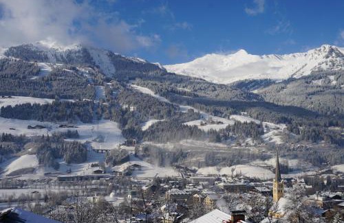 Bad Hofgastein Apartment | Relaxing Ferienhaus Schiwiese with Free Access to Alpentherme