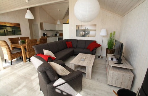 Dummer House | Beautiful Holiday Home Seebrise with Sauna by Lake Dümmer