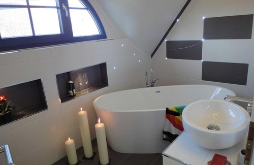 Neuenkirchen House | Cozy Ferienhaus Seeraeuber: Pet-Friendly Retreat with Hot Tub