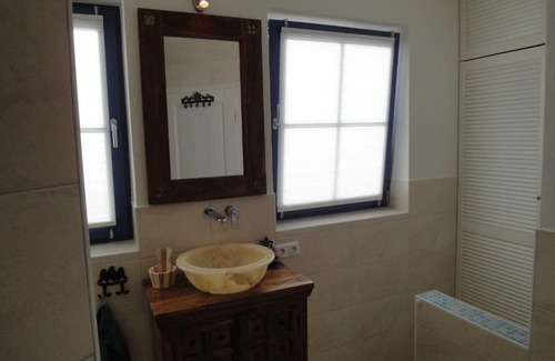 Neuenkirchen House | Cozy Ferienhaus Seeraeuber: Pet-Friendly Retreat with Hot Tub