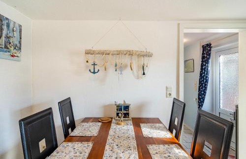 Rysum House | Pet-Friendly Ferienhaus Segelboot: Ideal for Families