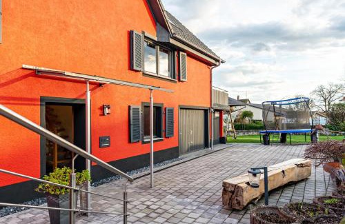 Salem House | Experience Comfort at Ferienhaus Sieger - 4-Star Retreat