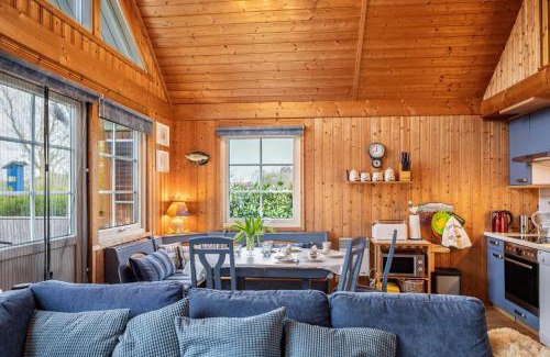 Boltenhagen House | Pet-Friendly Retreat with Pool at Ferienhaus Sonnenblumen
