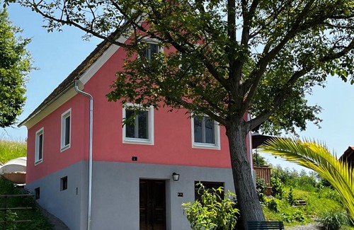 Gnas Apartment | Pet-Friendly Ferienhaus Thonjoergl with Ocean Views