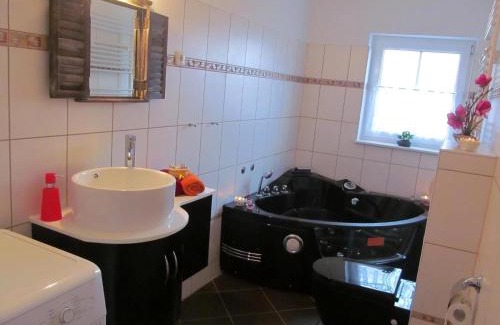 Oberhavel House | Child-Friendly Retreat at Ferienhaus "Uns lütt Hüsung"
