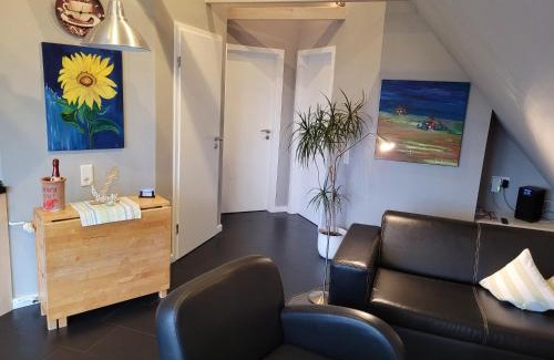 Struckum House | Cozy Ferienhaus Wind: Family Retreat with Hot Tub & Fireplace