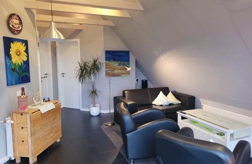 Struckum House | Cozy Ferienhaus Wind: Family Retreat with Hot Tub & Fireplace