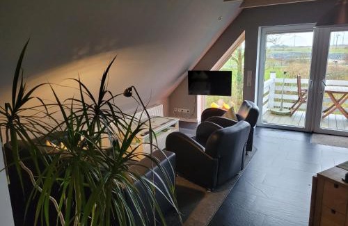 Struckum House | Cozy Ferienhaus Wind: Family Retreat with Hot Tub & Fireplace