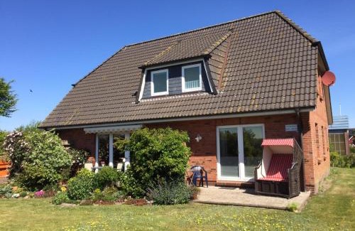 Midlum Apartment | Child-Friendly Retreat at Ferienhaushälfte Domeyer Midlum