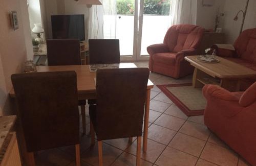 Midlum Apartment | Child-Friendly Retreat at Ferienhaushälfte Domeyer Midlum
